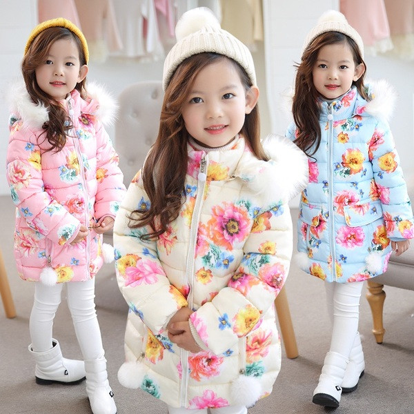 Παιδικό μπουφάν για κορίτσια σε ανοιχτό χρώμα με μοτίβα λουλουδιών