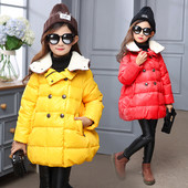 Gyerek dzseki lányoknak széles modell színes kapucnival és sárga és piros hímzéssel a hátán