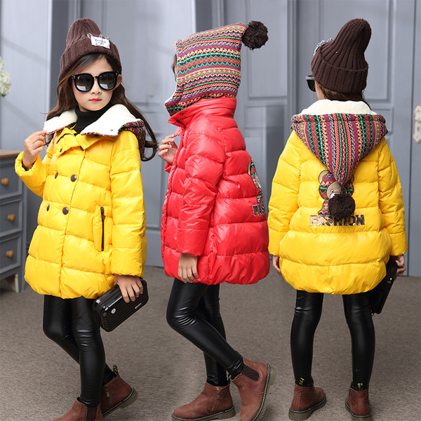 Gyerek dzseki lányoknak széles modell színes kapucnival és sárga és piros hímzéssel a hátán