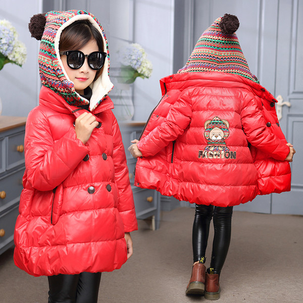 Gyerek dzseki lányoknak széles modell színes kapucnival és sárga és piros hímzéssel a hátán