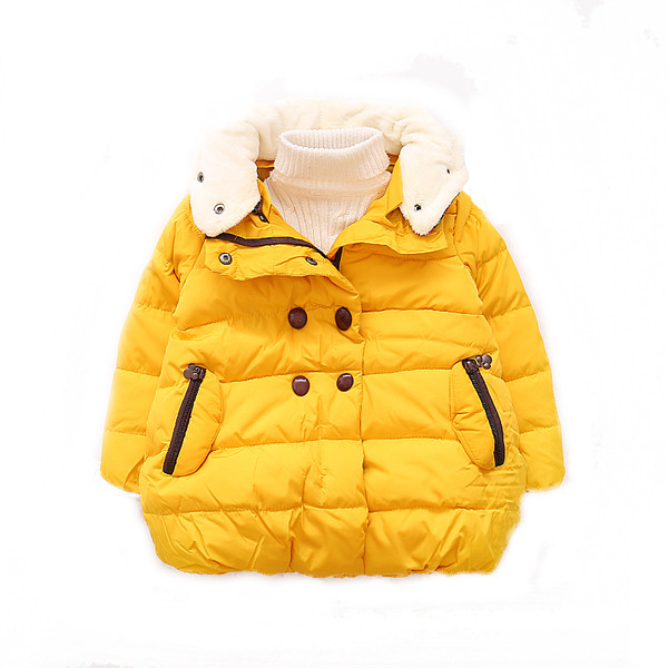 Gyerek dzseki lányoknak széles modell színes kapucnival és sárga és piros hímzéssel a hátán