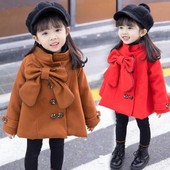 Stílusos gyerekkabát lányoknak, széles modell kétszínű szalaggal