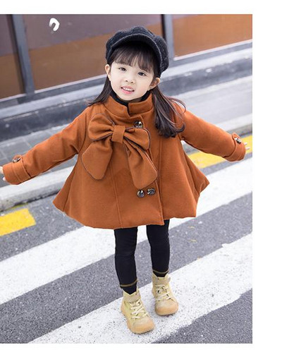 Stílusos gyerekkabát lányoknak, széles modell kétszínű szalaggal