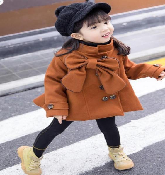 Stílusos gyerekkabát lányoknak, széles modell kétszínű szalaggal