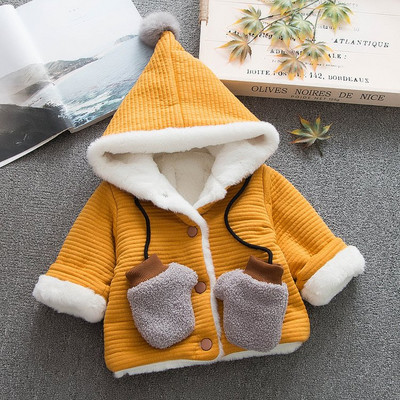 Μοντέρνο παιδικό μπουφάν με τρισδιάστατα στοιχεία και μαλακή επένδυση σε τρία χρώματα κατάλληλα για κορίτσια και αγόρια