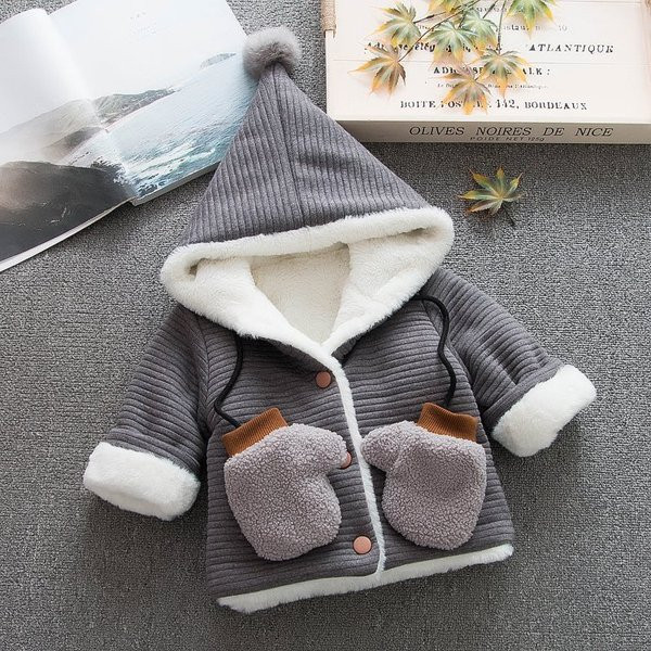 Μοντέρνο παιδικό μπουφάν με τρισδιάστατα στοιχεία και μαλακή επένδυση σε τρία χρώματα κατάλληλα για κορίτσια και αγόρια