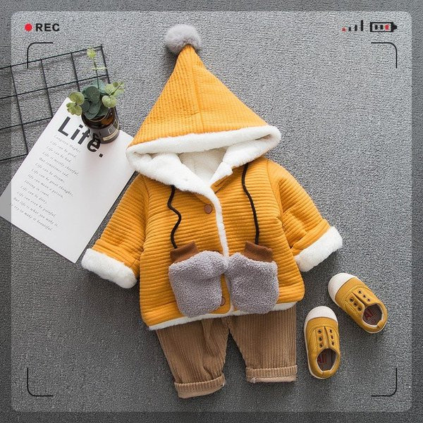 Μοντέρνο παιδικό μπουφάν με τρισδιάστατα στοιχεία και μαλακή επένδυση σε τρία χρώματα κατάλληλα για κορίτσια και αγόρια