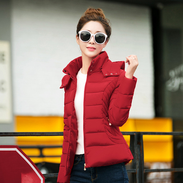 Modern női kabát kapucnival és O-alakú gallérral