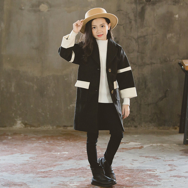 Κομψό παιδικό παλτό για κορίτσια σε μαύρο και άσπρο χρώμα