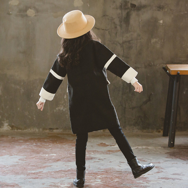 Κομψό παιδικό παλτό για κορίτσια σε μαύρο και άσπρο χρώμα