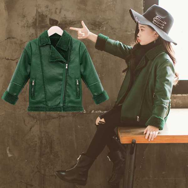 Modern, öko bőrből készült gyerekkabát, puha zöld és barna béléssel