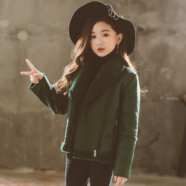 Modern, öko bőrből készült gyerekkabát, puha zöld és barna béléssel