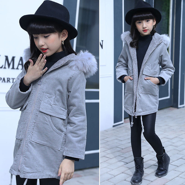 Aktuális gyerekkabát lányoknak, szürke színű pehely kapucnival