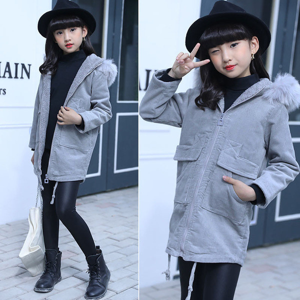 Aktuális gyerekkabát lányoknak, szürke színű pehely kapucnival