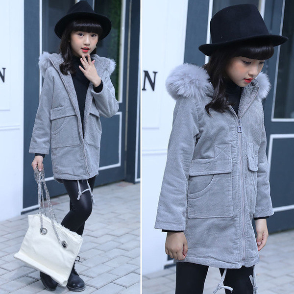 Aktuális gyerekkabát lányoknak, szürke színű pehely kapucnival