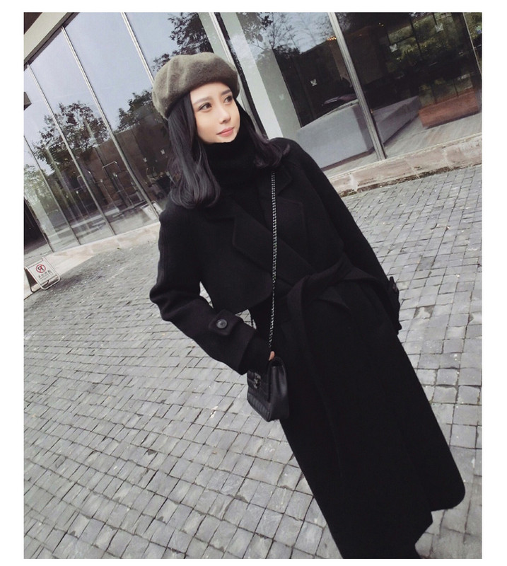 Класическо дамско дълго палто с колан в черен цвят