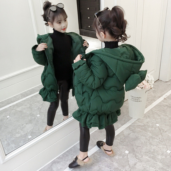 Téli hosszú gyerekkabát lányoknak, kapucniján szalaggal