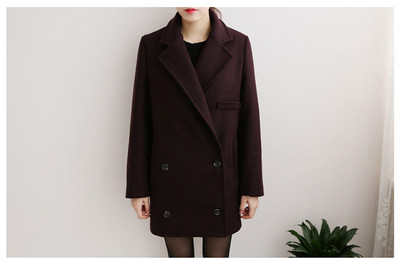 Stílusos női kabát V-alakú gallérral és gombokkal, két színben