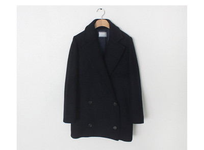 Stílusos női kabát V-alakú gallérral és gombokkal, két színben