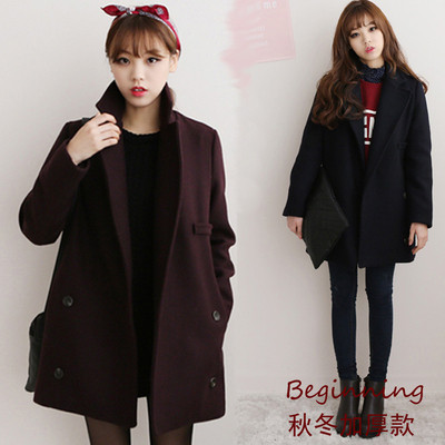 Stílusos női kabát V-alakú gallérral és gombokkal, két színben