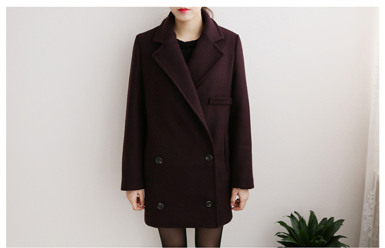 Stílusos női kabát V-alakú gallérral és gombokkal, két színben