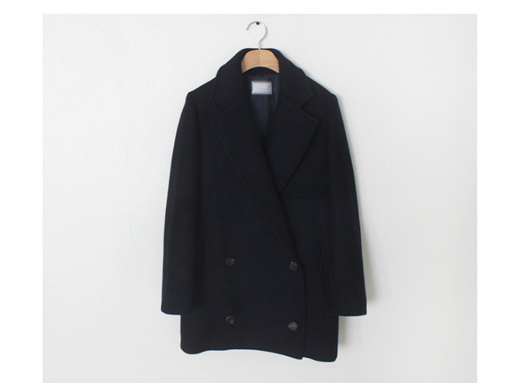 Stílusos női kabát V-alakú gallérral és gombokkal, két színben