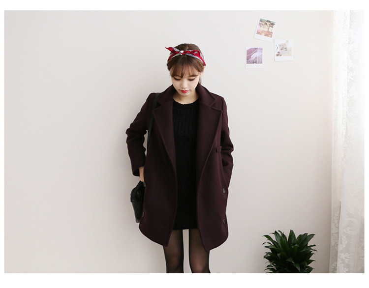 Stílusos női kabát V-alakú gallérral és gombokkal, két színben