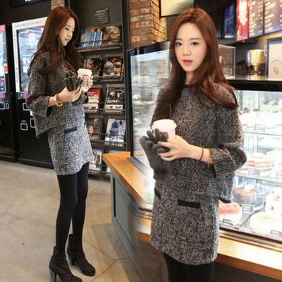 Модерен дамски комплект в сив цвят от две части - пуловер и пола