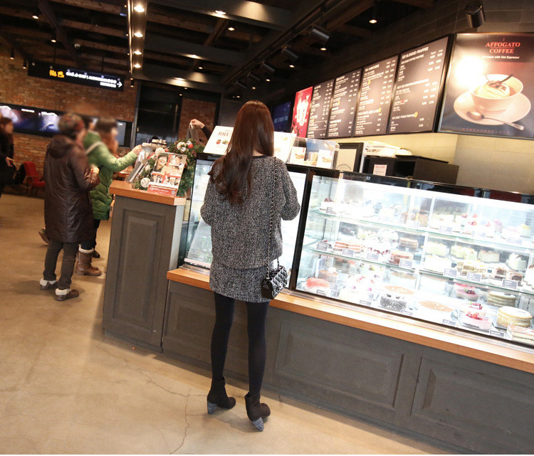 Модерен дамски комплект в сив цвят от две части - пуловер и пола