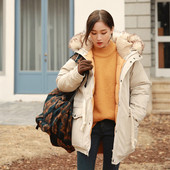 Modern női kabát fehér kapucnival