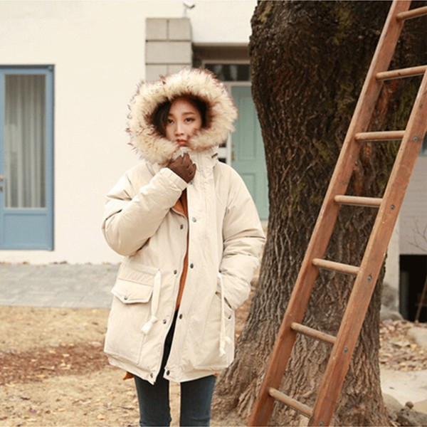 Modern női kabát fehér kapucnival