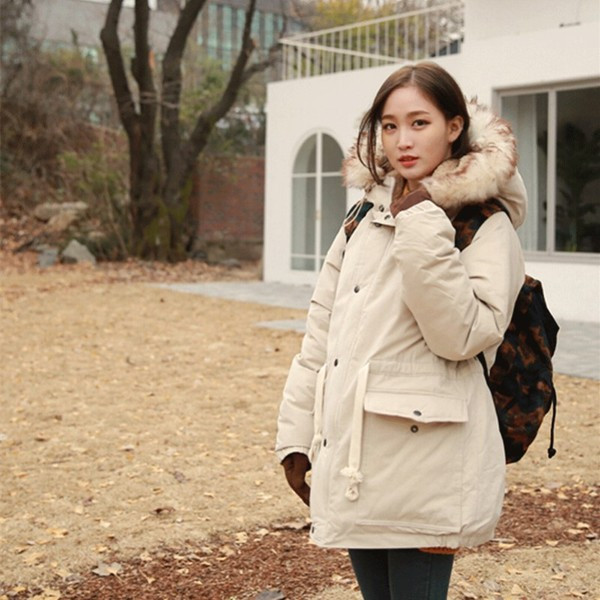 Modern női kabát fehér kapucnival