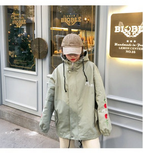 Három színben hímzéssel ellátott női kabát - széles modell