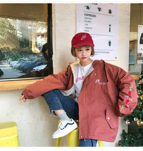 Három színben hímzéssel ellátott női kabát - széles modell