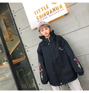 Három színben hímzéssel ellátott női kabát - széles modell