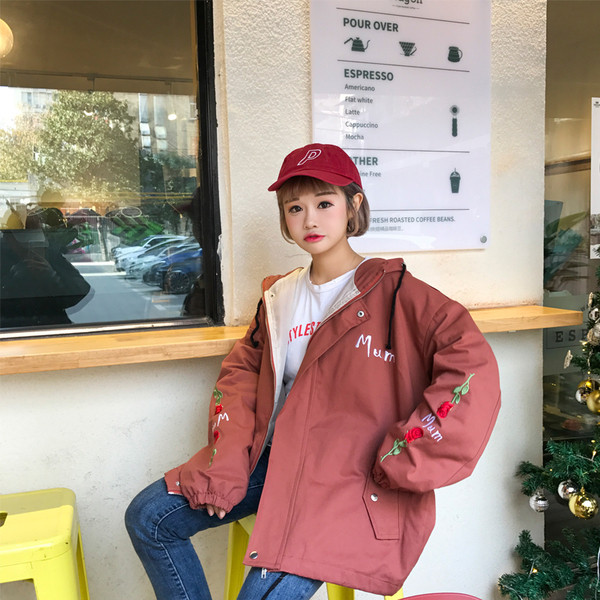 Három színben hímzéssel ellátott női kabát - széles modell