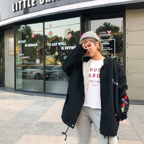 Három színben hímzéssel ellátott női kabát - széles modell