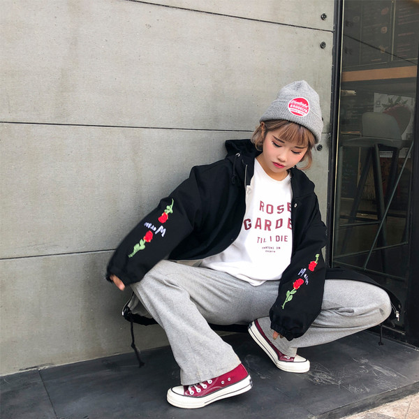 Három színben hímzéssel ellátott női kabát - széles modell