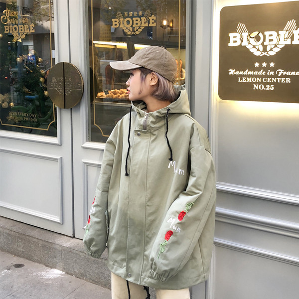 Három színben hímzéssel ellátott női kabát - széles modell