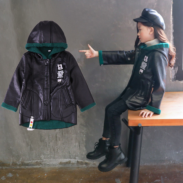 Eko bőrből készült alkalmi gyerekkabát fekete színben