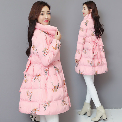 Stílusos női kabát virágos motívumokkal, hátulján szalaggal