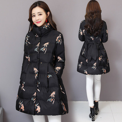 Stílusos női kabát virágos motívumokkal, hátulján szalaggal