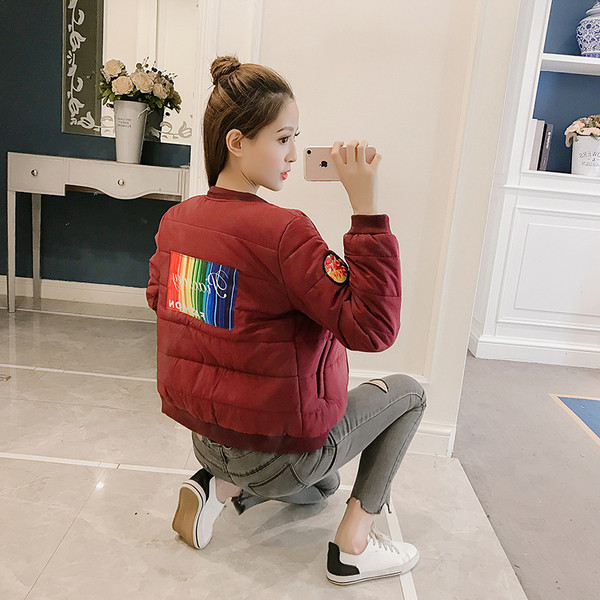 Γυναικείο μοντέρνο μπουφάν με έγχρωμο έμβλημα στην πλάτη