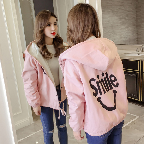 Дамско модерно яке с мека подплата и надпис на гърба