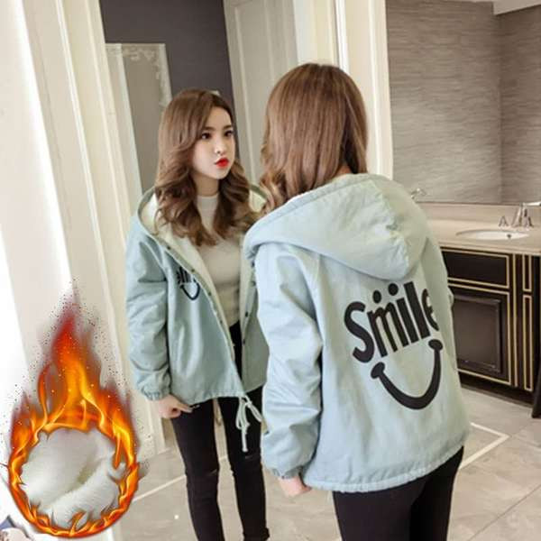 Дамско модерно яке с мека подплата и надпис на гърба