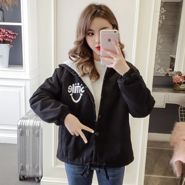 Дамско модерно яке с мека подплата и надпис на гърба