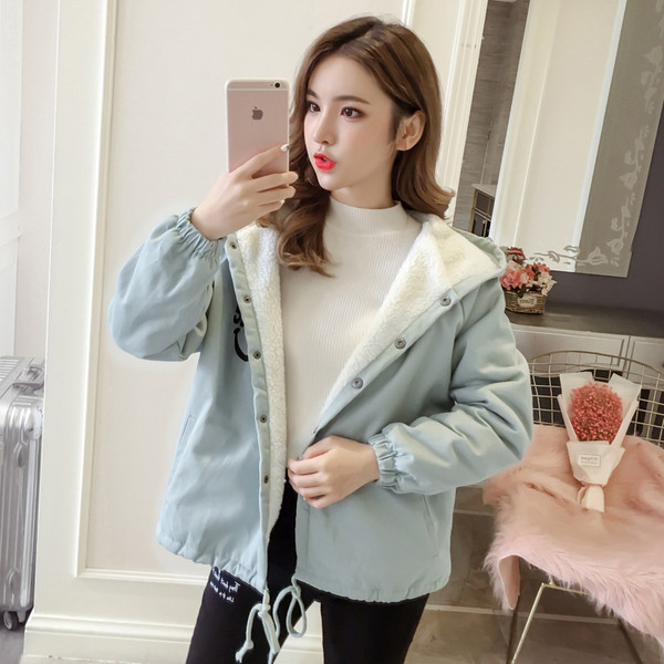 Дамско модерно яке с мека подплата и надпис на гърба