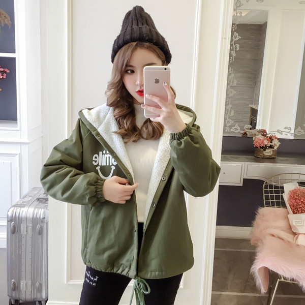 Дамско модерно яке с мека подплата и надпис на гърба