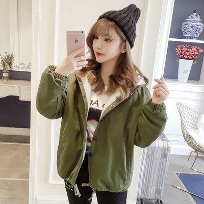 Női kabát puha béléssel és mintával a hátán