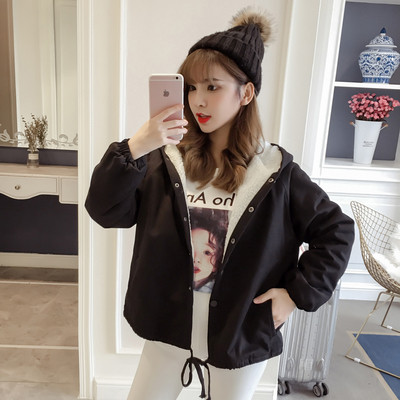 Női kabát puha béléssel és mintával a hátán